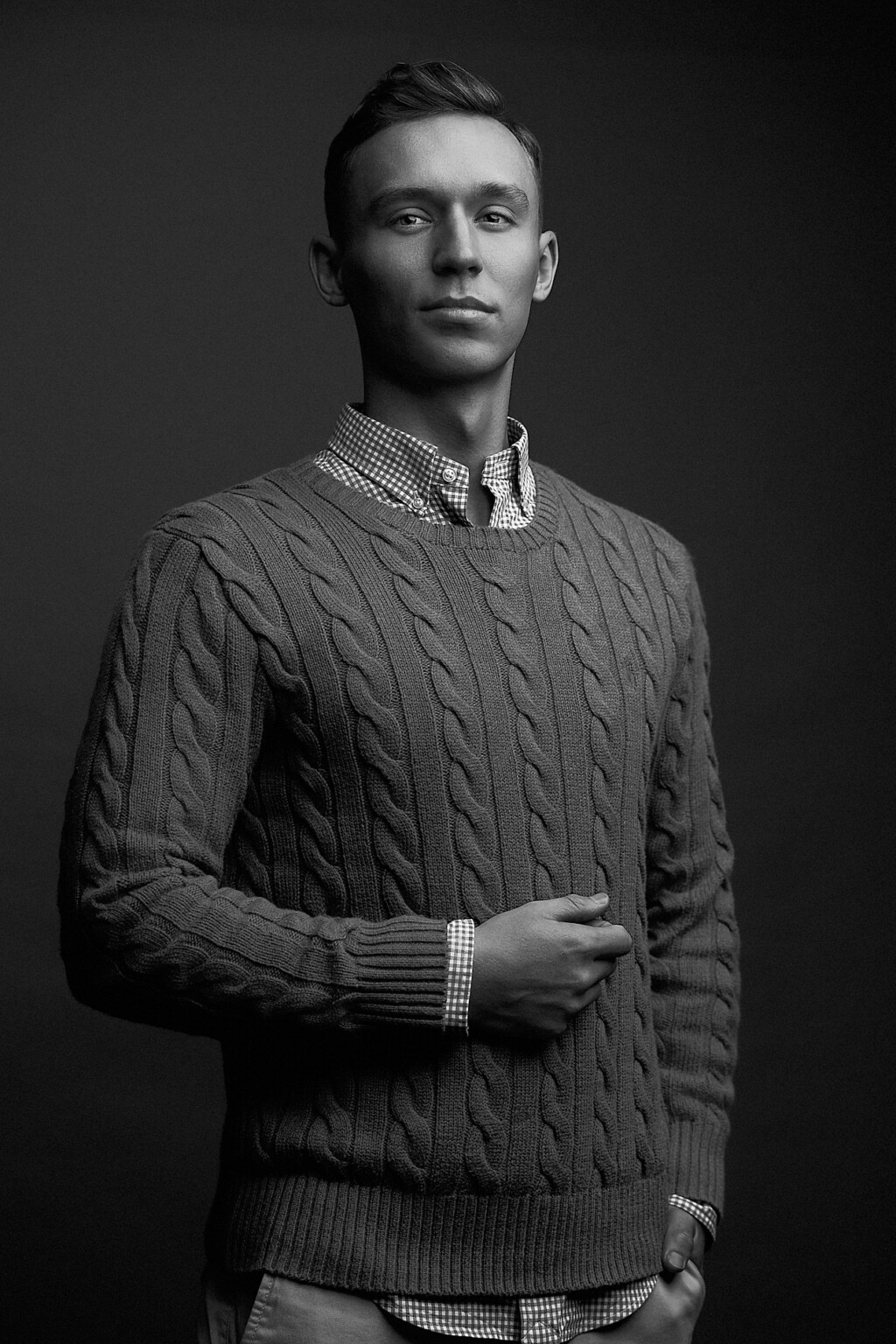 Businessfotografie Frankfurt: Mann im Zopfmusterpullover über kariertem Hemd, Business Casual Portrait