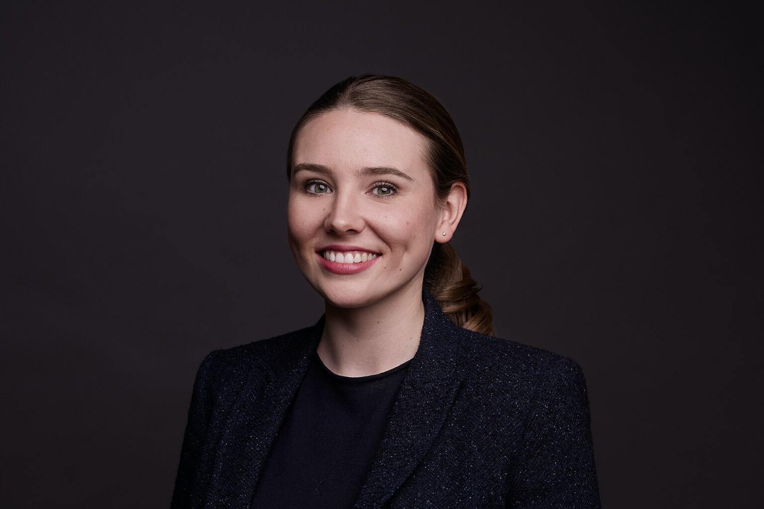 Lächelnde Frau mit zurückgekämmtem Haar, Business Headshot Frau Fotostudio Frankfurt