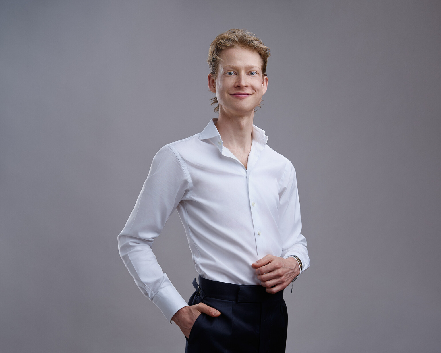Person mit hellem Haar im weißen Hemd, Hand in der Tasche, Business Casual Portrait Frankfurt