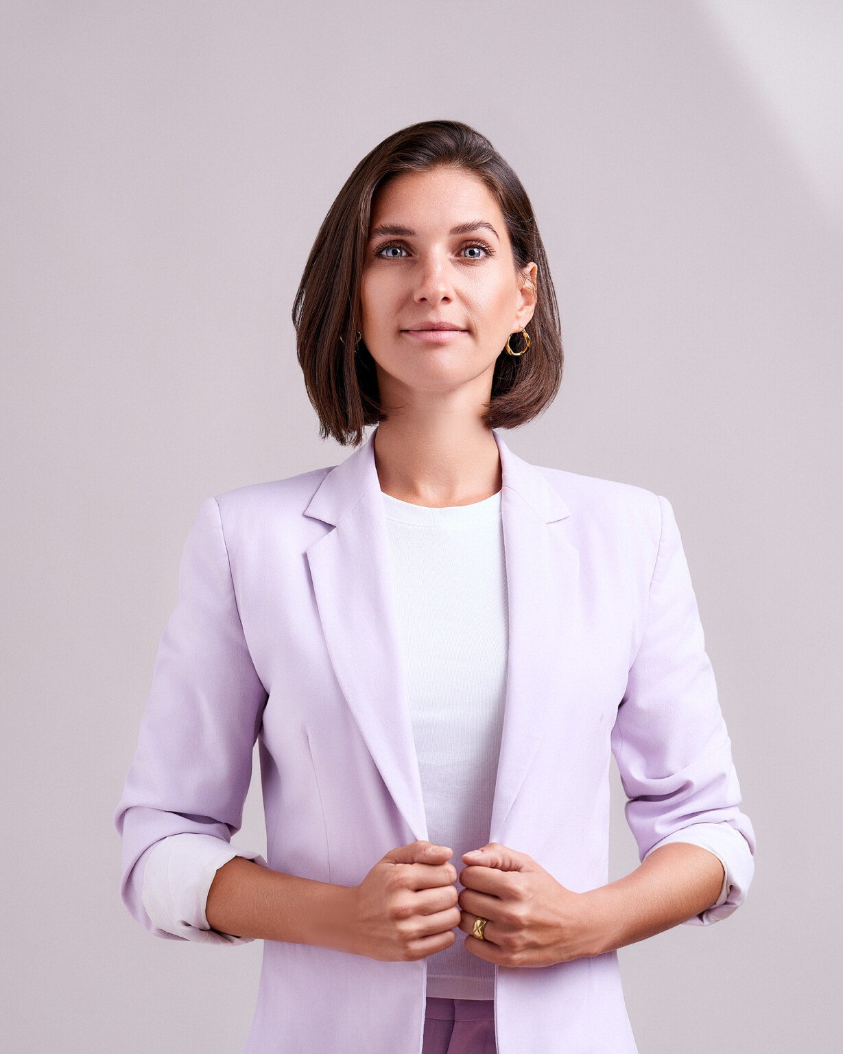 Frau mit kurzen Haaren im hellvioletten Blazer, Business Portrait Frau Frankfurt