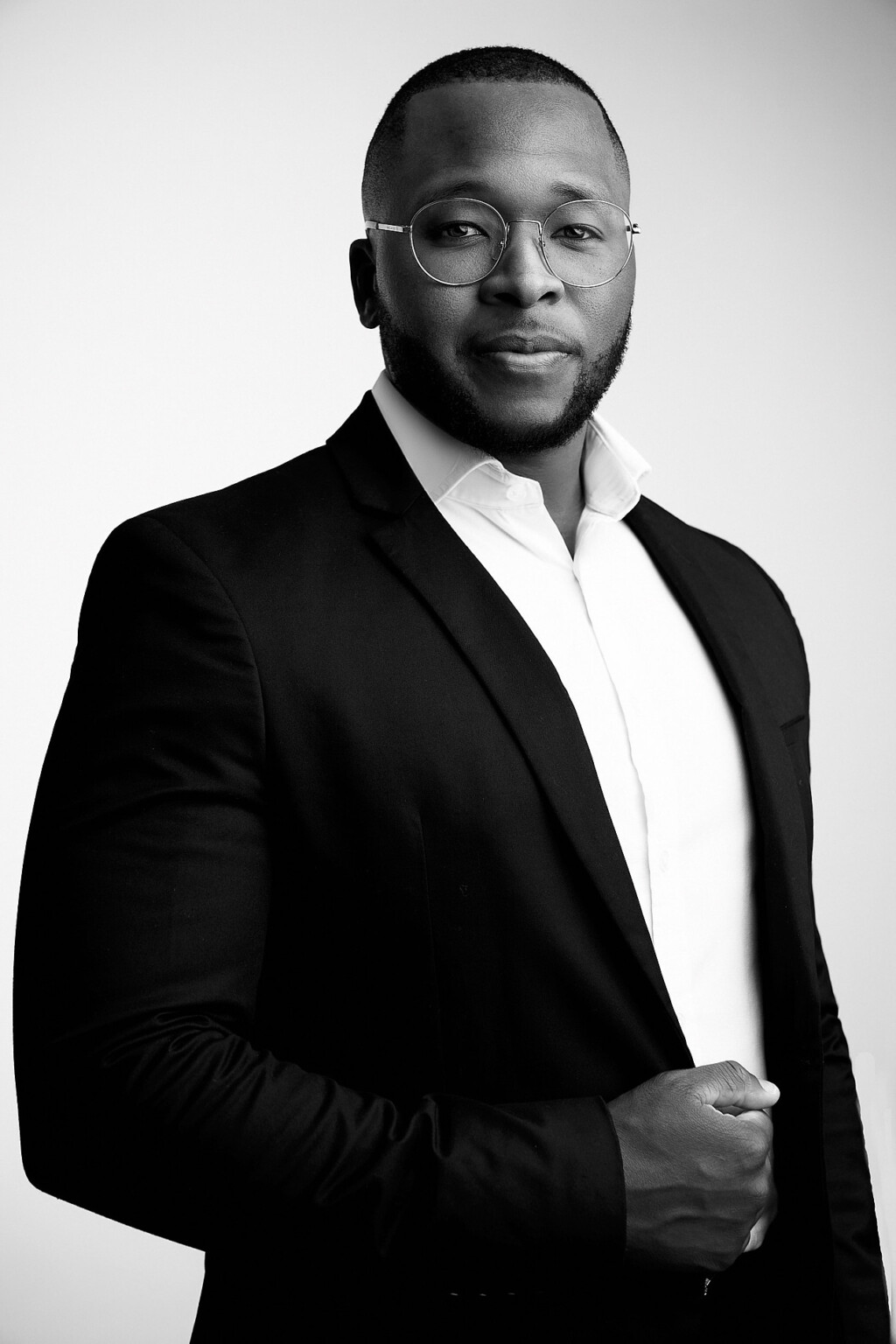 Mann mit runder Brille und Bart in dunklem Blazer und weißem Hemd, Business Portrait Frankfurt