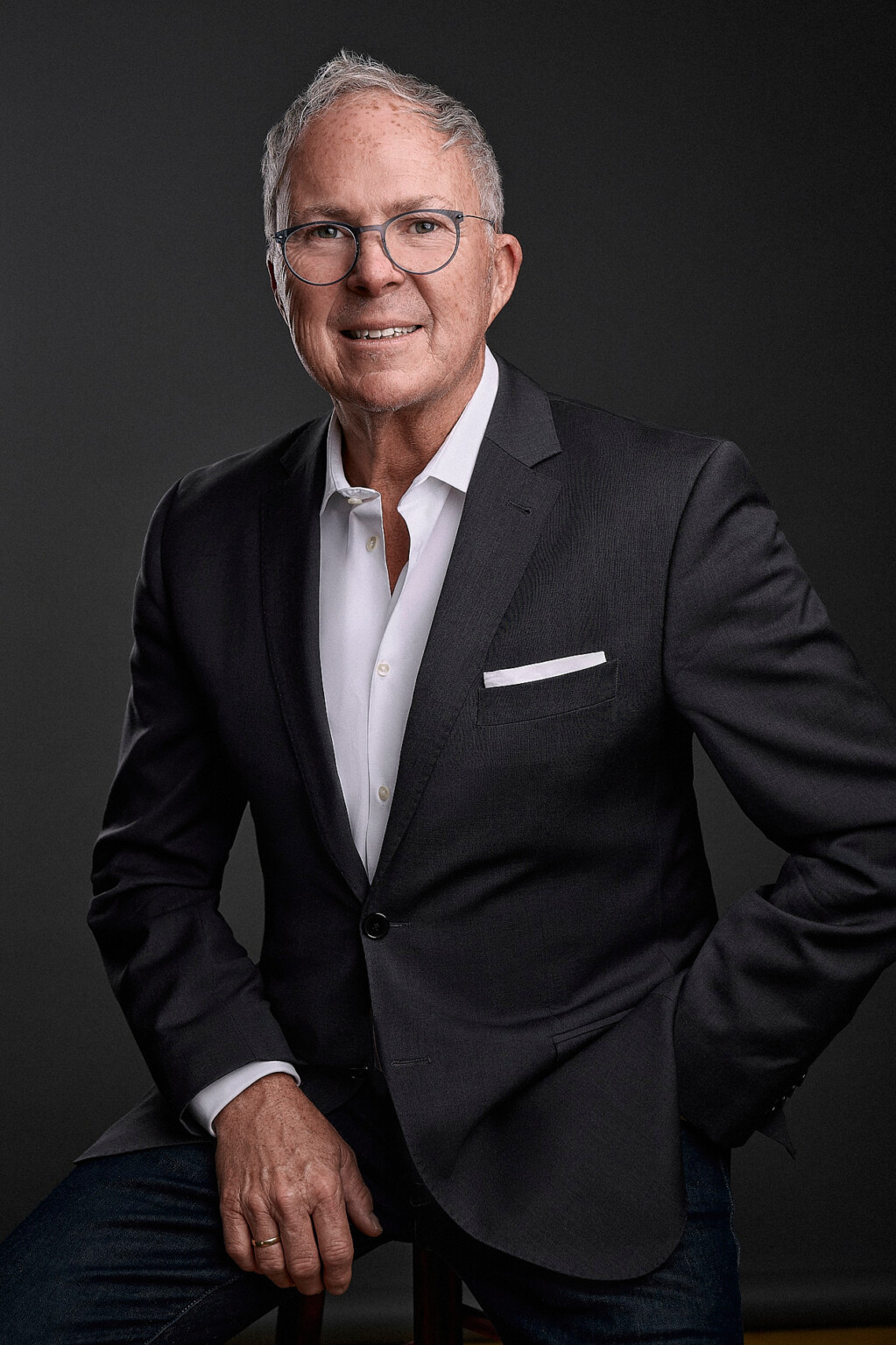 Geschäftsmann mit grauem Haar im schwarzen Sakko, Corporate Portrait Frankfurt