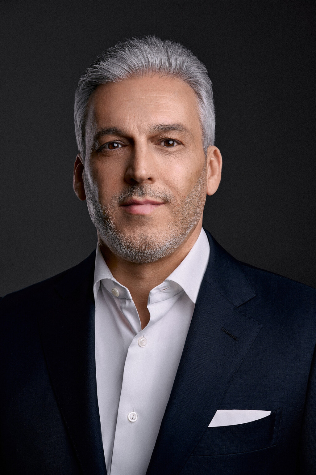 Mann mit grauem Haar und Bart in Jackett mit Einstecktuch, Business Portrait Fotograf Frankfurt
