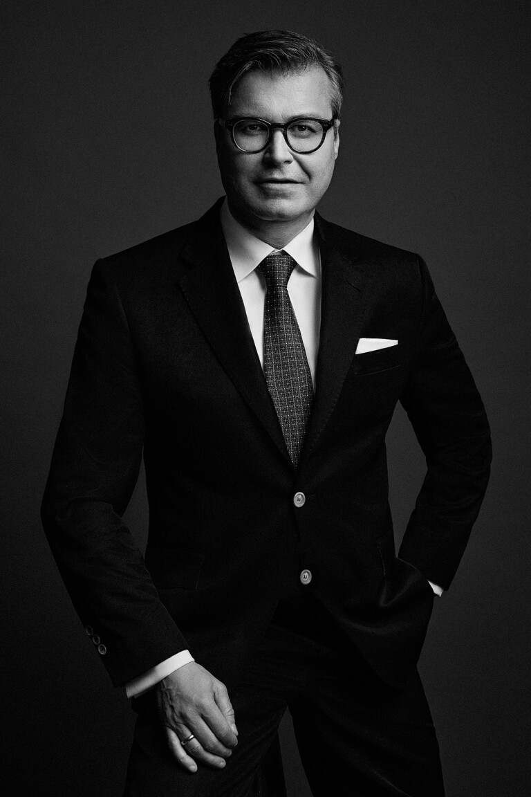 Home 7 Schwarzweiß Business Portrait: Mann in Anzug und Krawatte, Hand in der Tasche, Frankfurt