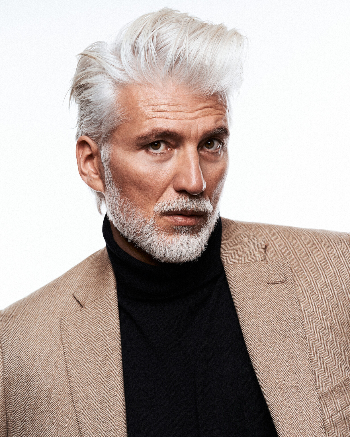 Business Portrait Mann mit weißem Bart in beigem Blazer und Rollkragen, Fotostudio Frankfurt