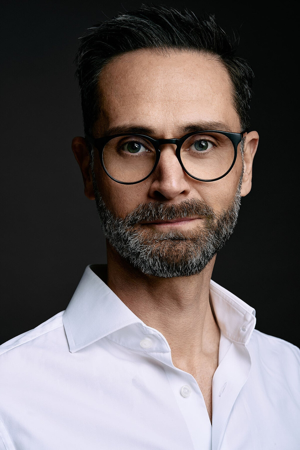 Business Portraits für Männer: Mann mit Brille und Bart im weißen Hemd, Business Headshot Frankfurt
