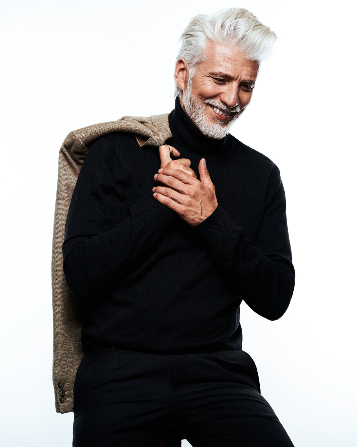 Mann mit weißem Bart im Rollkragen, Jacke über der Schulter, Business Casual Portrait Frankfurt