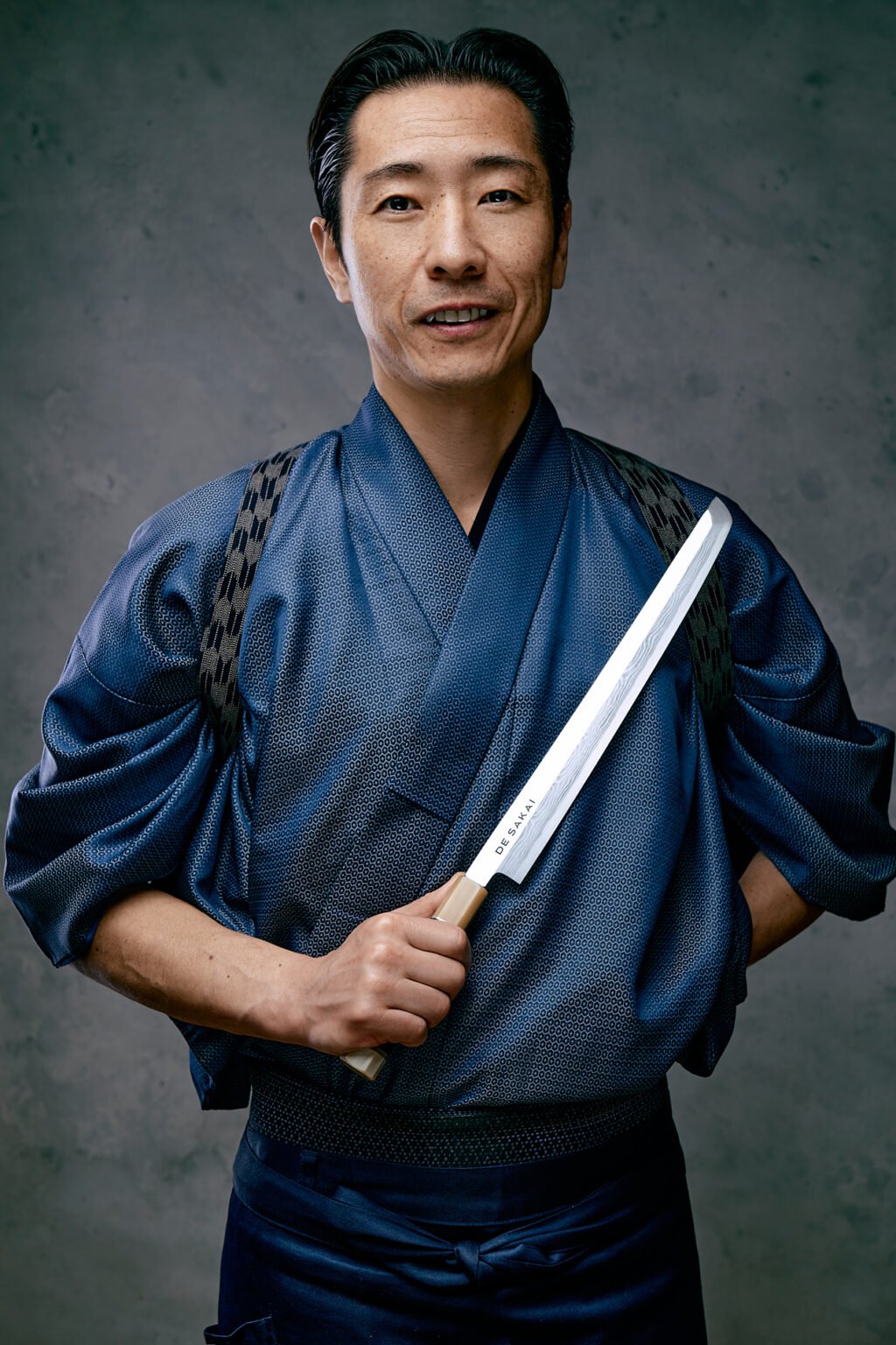 Business Portrait Fotograf Frankfurt – Portrait eines Sushi-Meisters mit Messer