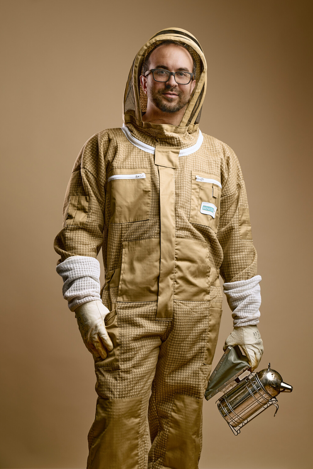 Portrait eines Imkers im Schutzanzug mit Smoker, Arthouse Studio Frankfurt