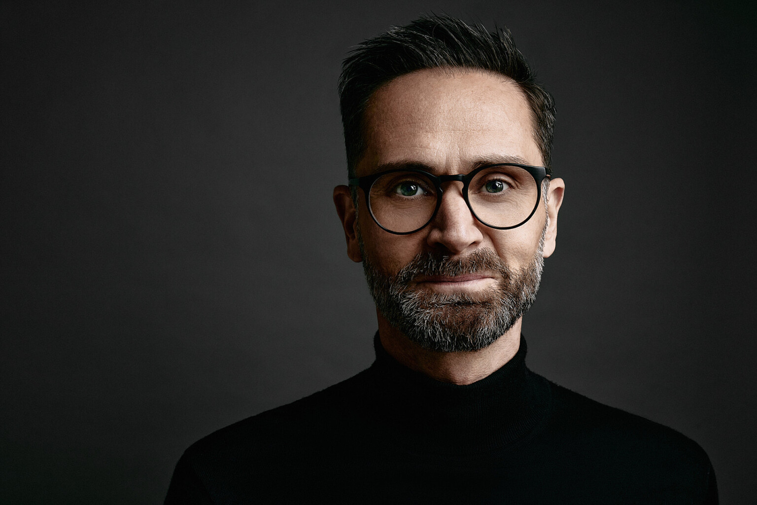 Mann mit Bart und Brille im schwarzen Rollkragen, Business Portrait Fotostudio Frankfurt