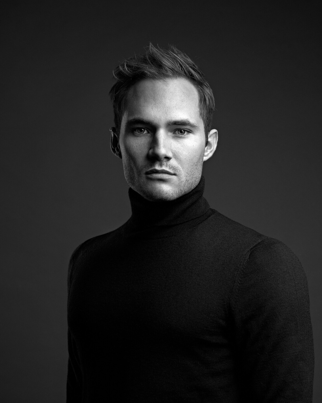 Schwarzweiß Portrait Mann mit kurzen Haaren im Rollkragen, Business Casual Portrait Frankfurt