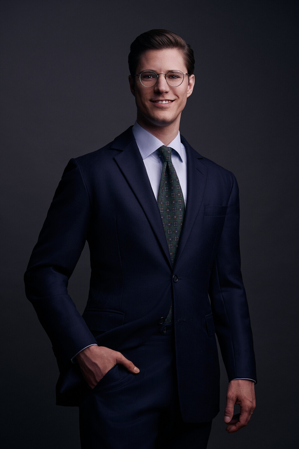 Mann mit Brille in Anzug und Krawatte, Hand in der Tasche, Businessfotografie Frankfurt