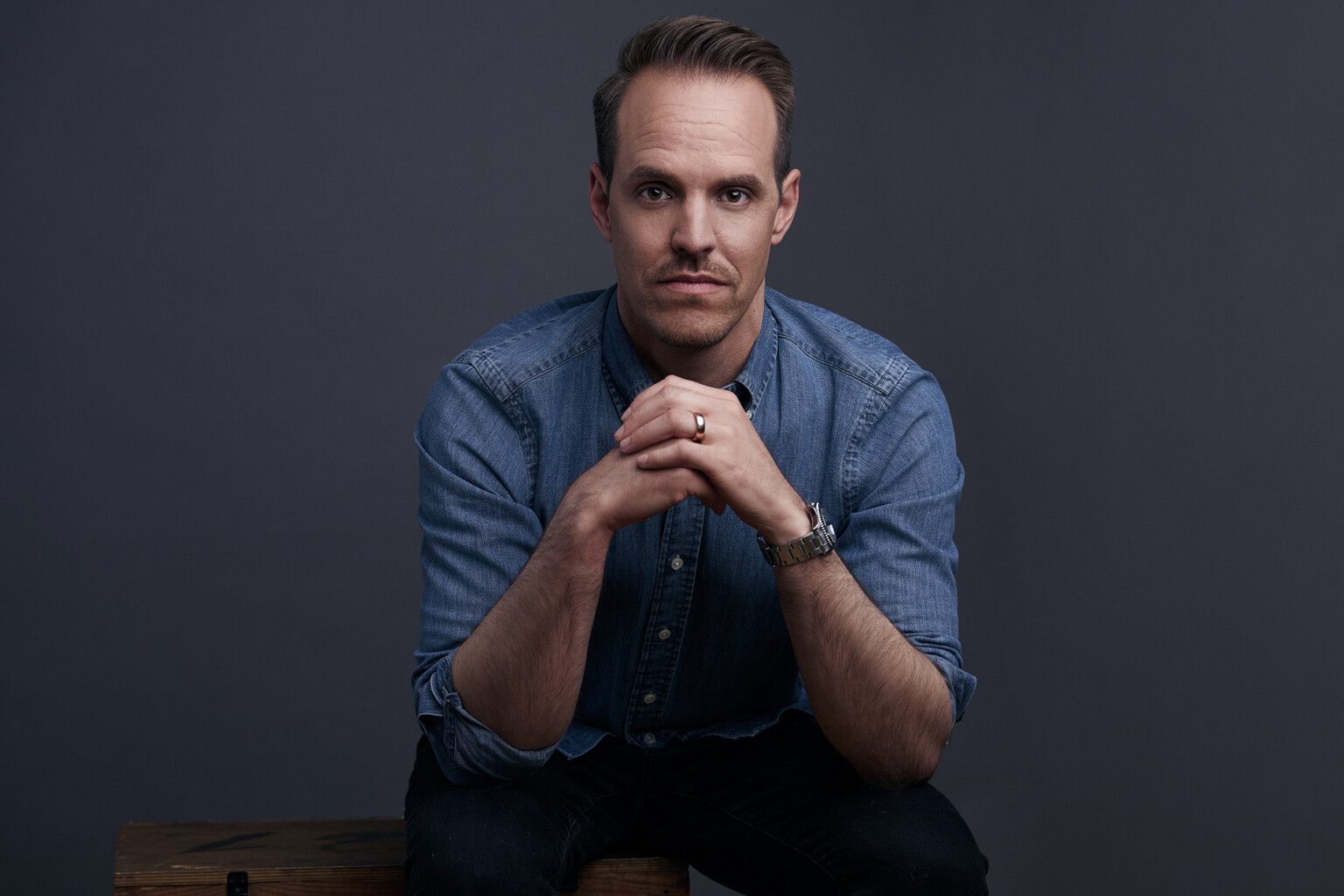 Mann im Jeanshemd mit gefalteten Händen, Business Casual Portrait Fotostudio Frankfurt