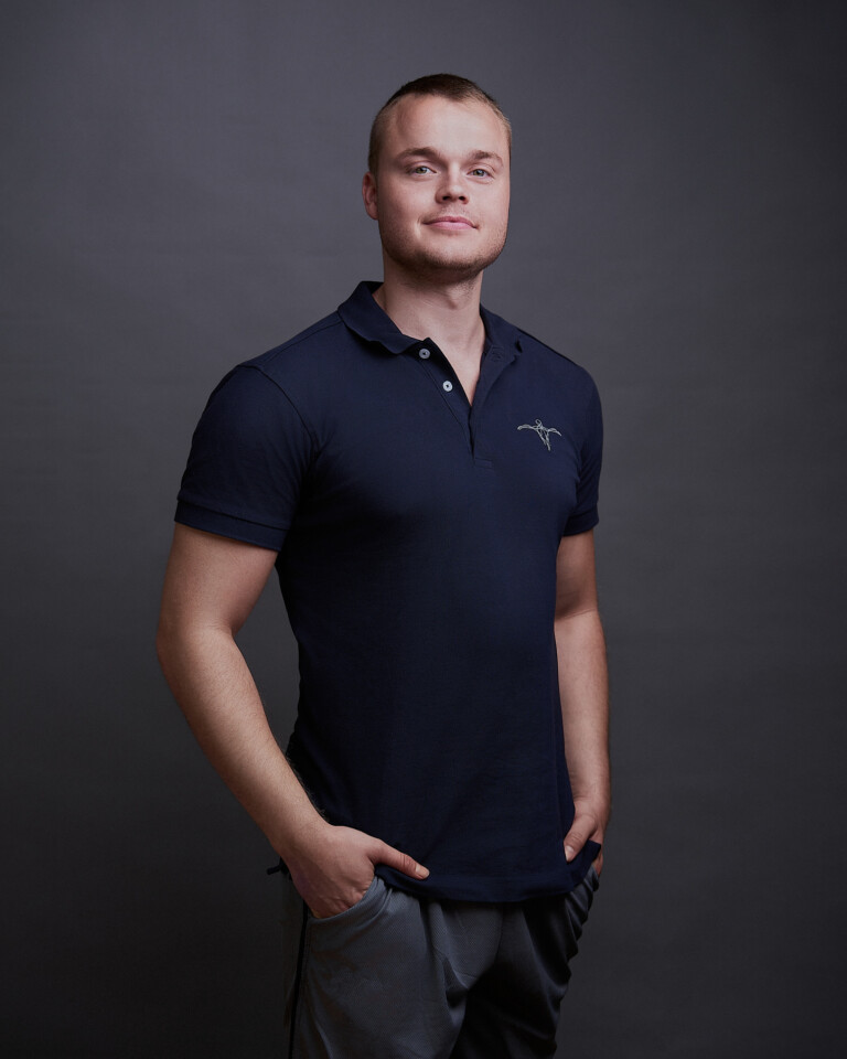 Junger Mann im dunkelblauen Poloshirt, Bewerbungsfoto aus dem Studio in Frankfurt
