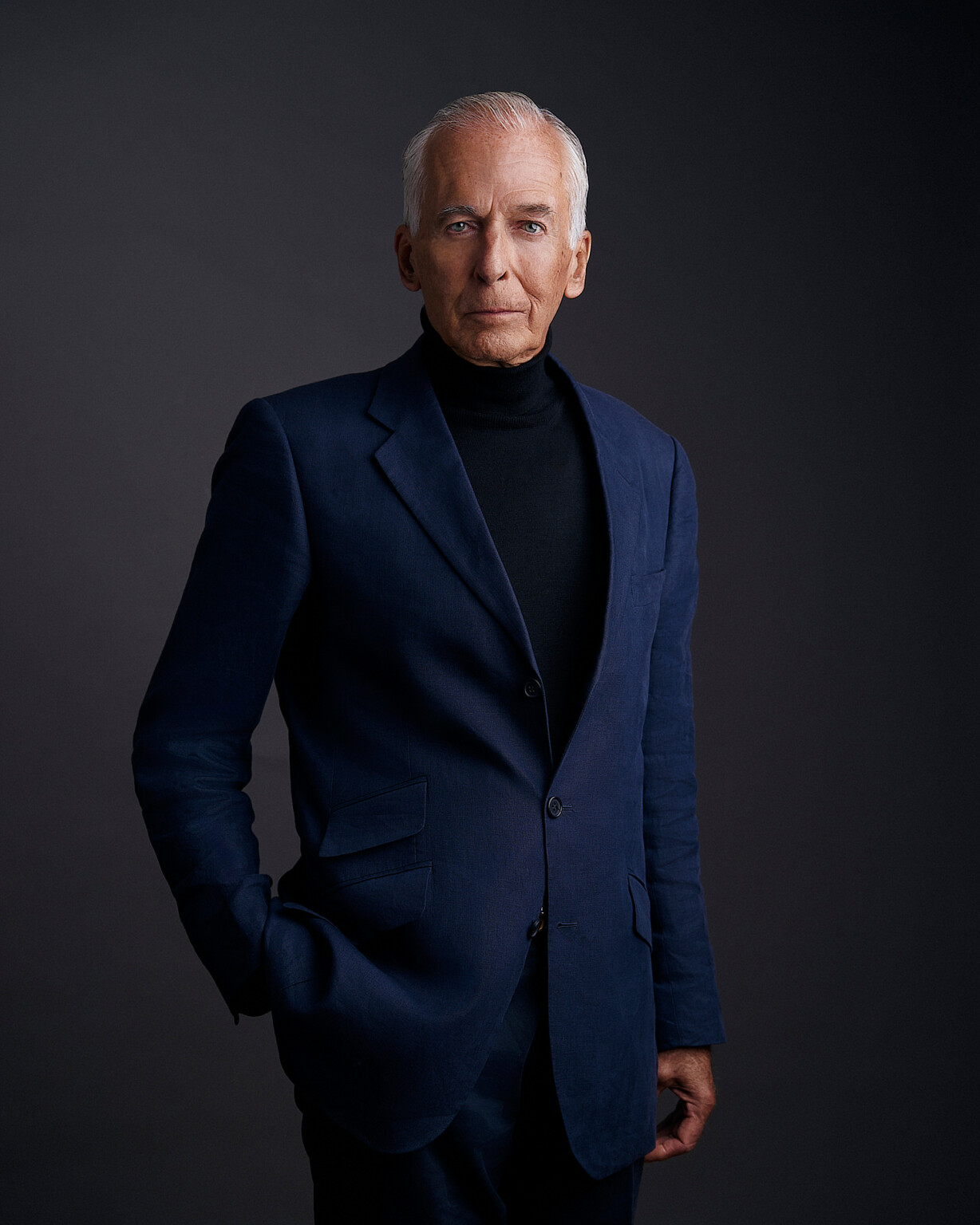 Mann mit grauem Haar in dunklem Anzug und Rollkragen, Business Portrait Fotograf Frankfurt
