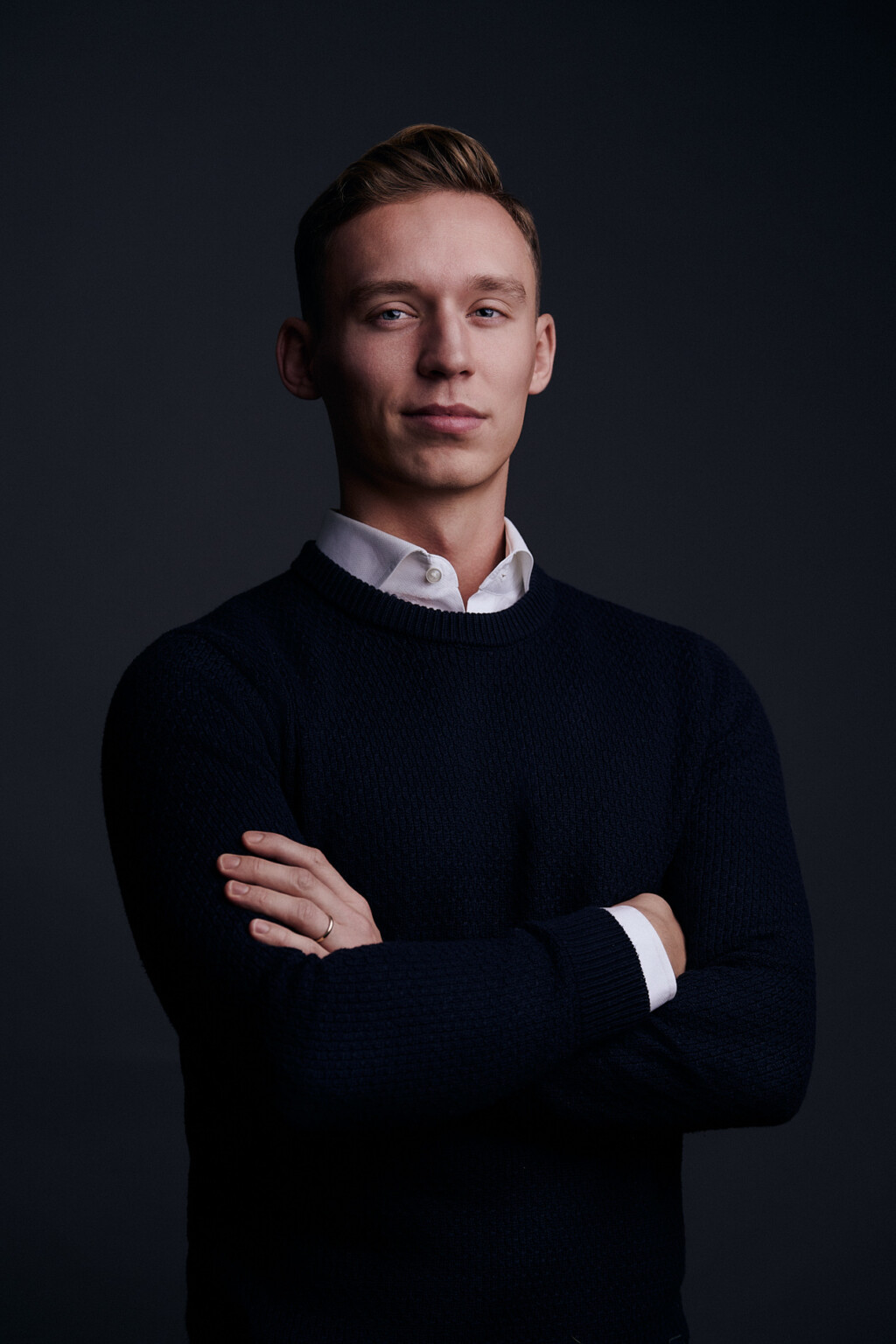 Junger Mann im Pullover mit verschränkten Armen, Bewerbungsfoto Fotostudio Frankfurt