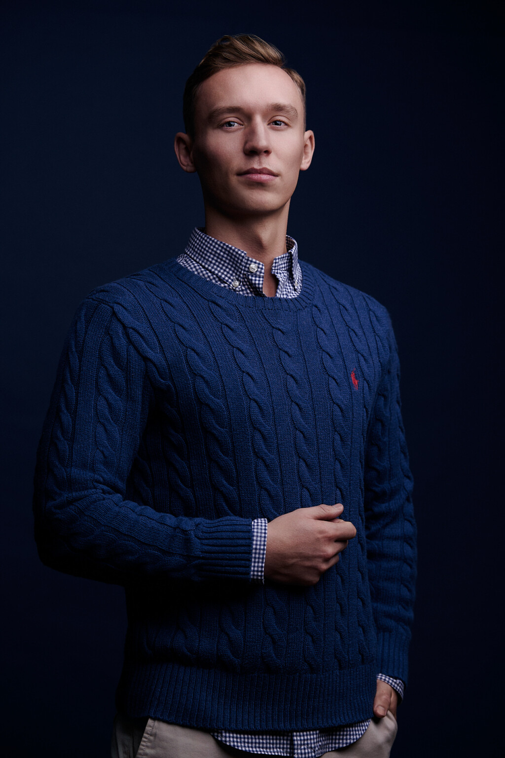 Business Casual Portrait: Mann in blauem Strickpullover und kariertem Hemd, Fotostudio Frankfurt