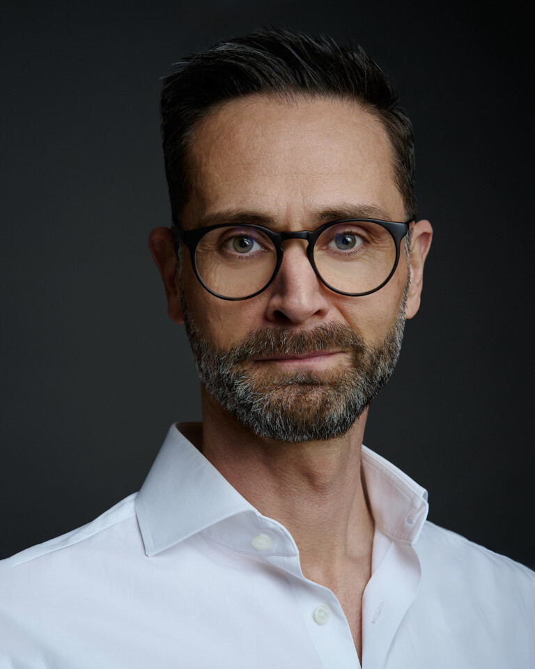 Home 11 Mann mit Brille und Bart im weißen Hemd, Business Portrait Frankfurt
