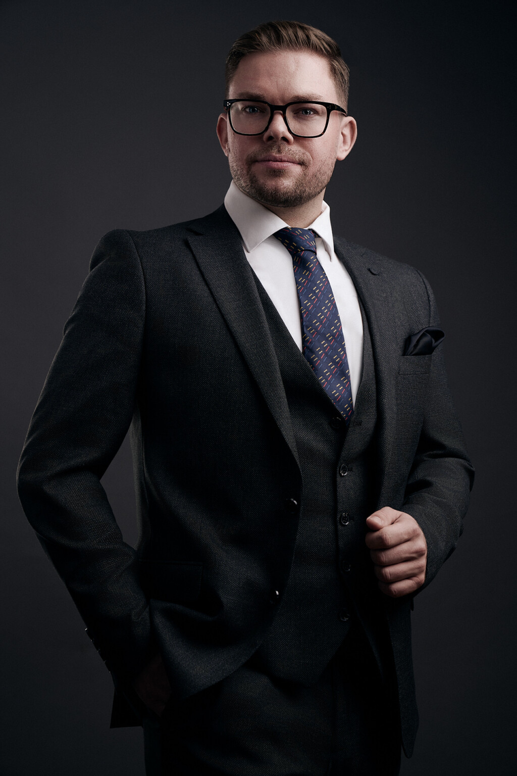 Anwalt im dunklen Anzug mit Krawatte, Corporate Portrait Kanzlei Frankfurt