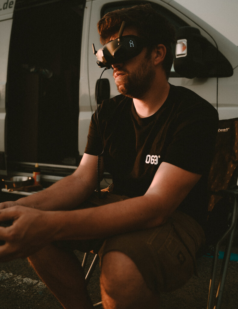 Sebastian Schueler bei der Arbeit mit FPV-Brille im Freien