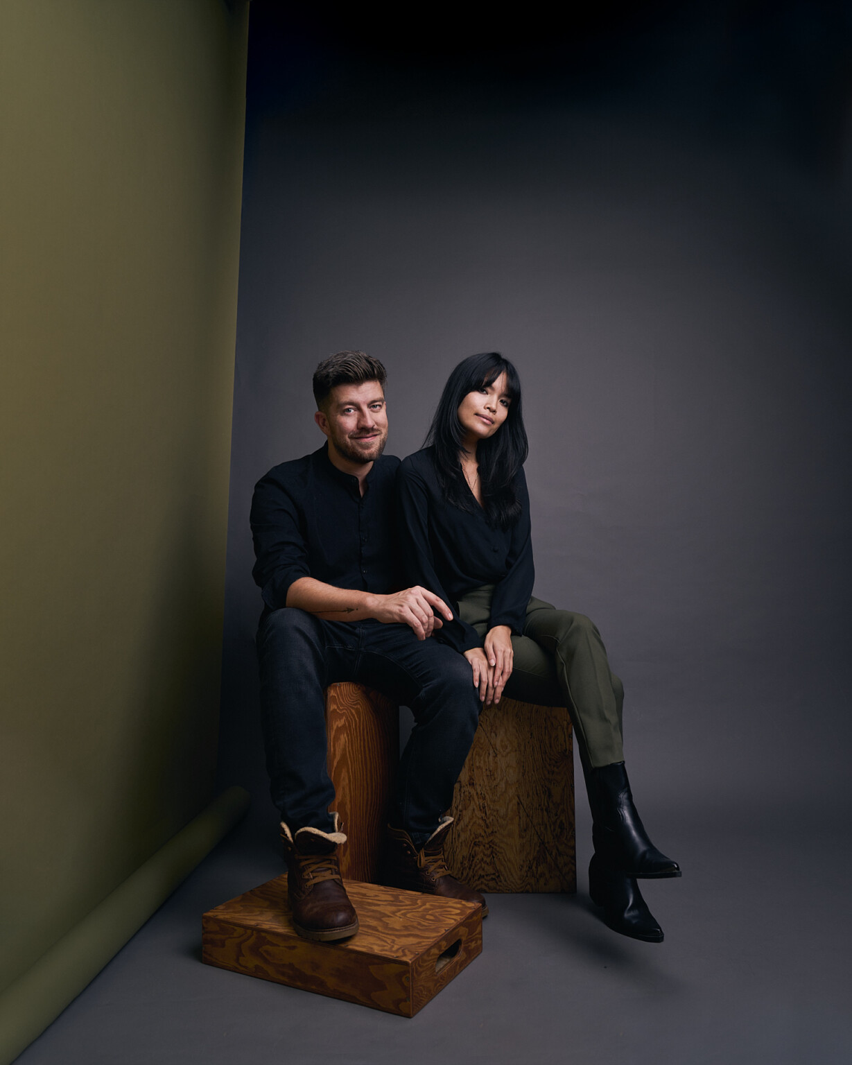 Mann und Frau auf Holzkisten im Studio, Corporate Duo Portrait Frankfurt