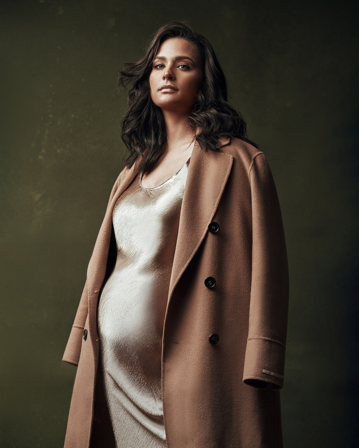 Amira Aly im Mantel und Satinkleid, Schwangerschaftsshooting mit Fotograf Sebastian Schueler