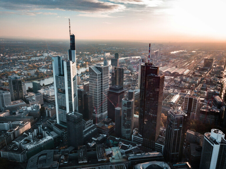 Luftaufnahme einer Skyline bei Sonnenaufgang, Drohnenfotografie Frankfurt