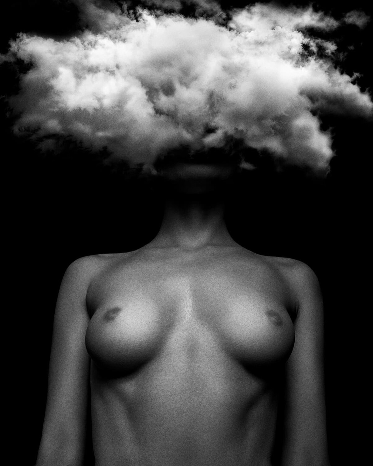 Boudoir Frankfurt 17 Schwarzweiß Fine Art Portrait, Kopf von einer Wolke verdeckt, Arthouse Studio