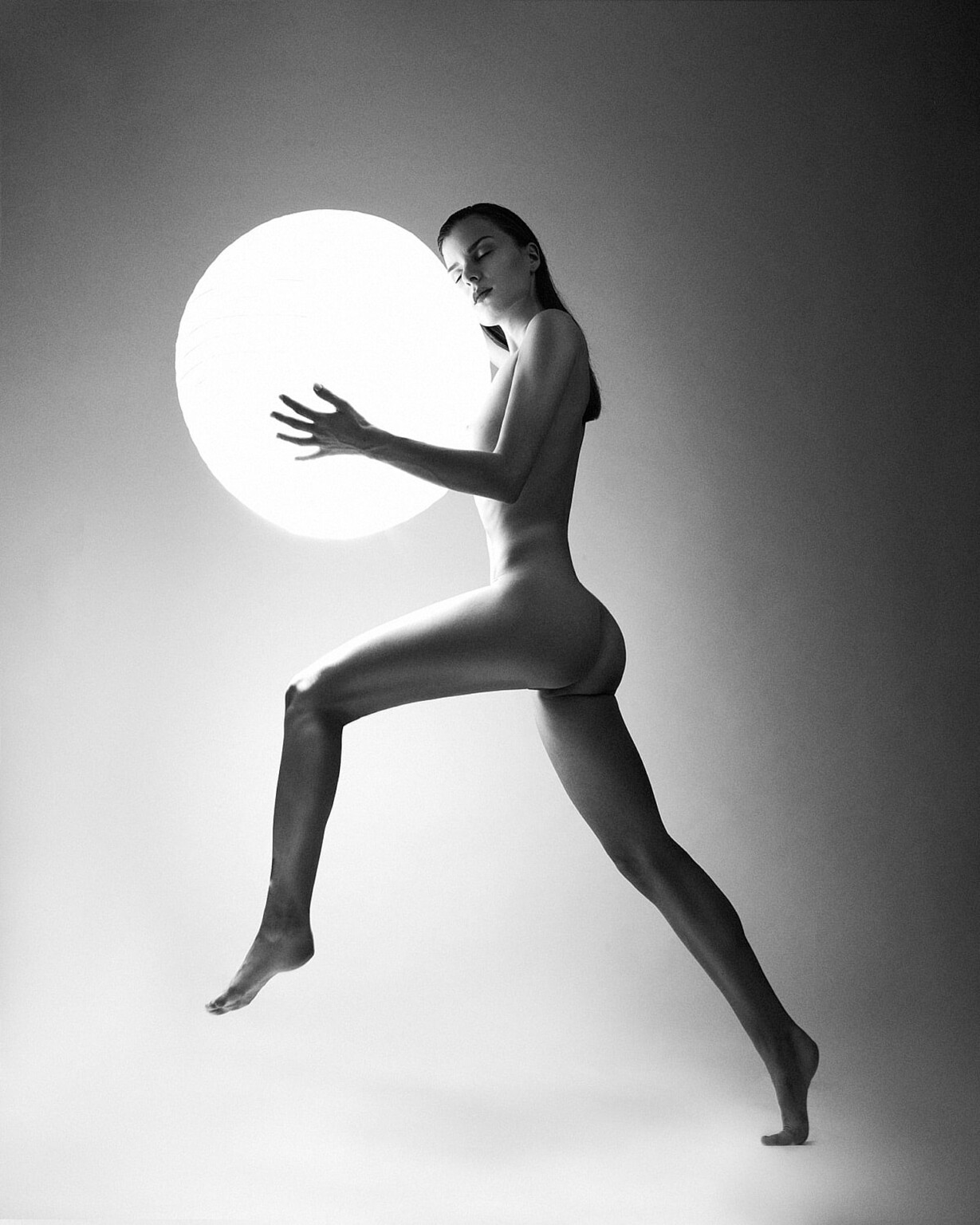 Boudoir Frankfurt 25 Schwarzweiß Fine Art Akt im Profil mit leuchtender Kugel, Arthouse Studio