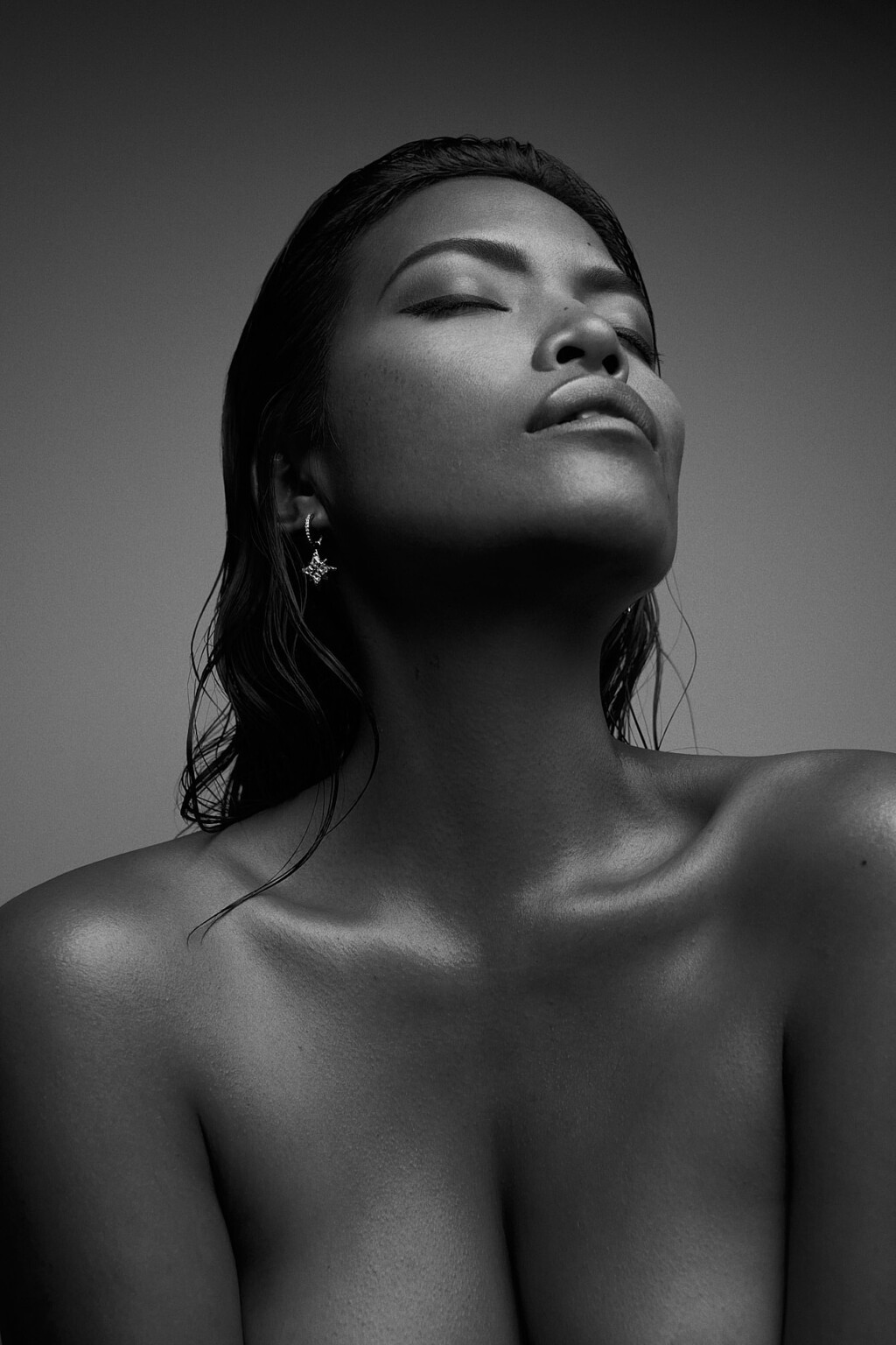 Boudoir Frankfurt 18 Schwarzweiß Portrait Frau mit nassem Haar und Stern-Ohrring, Kopf zurückgelegt, Fine Art Portrait