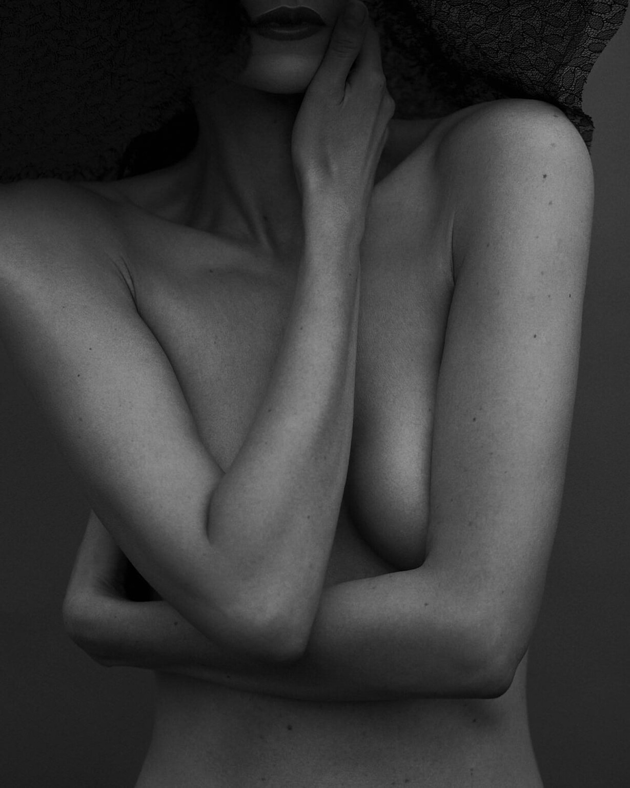 Boudoir Frankfurt 13 Schwarzweiß Fine Art Portrait einer Frau, Arm vor der Brust, Arthouse Studio Frankfurt