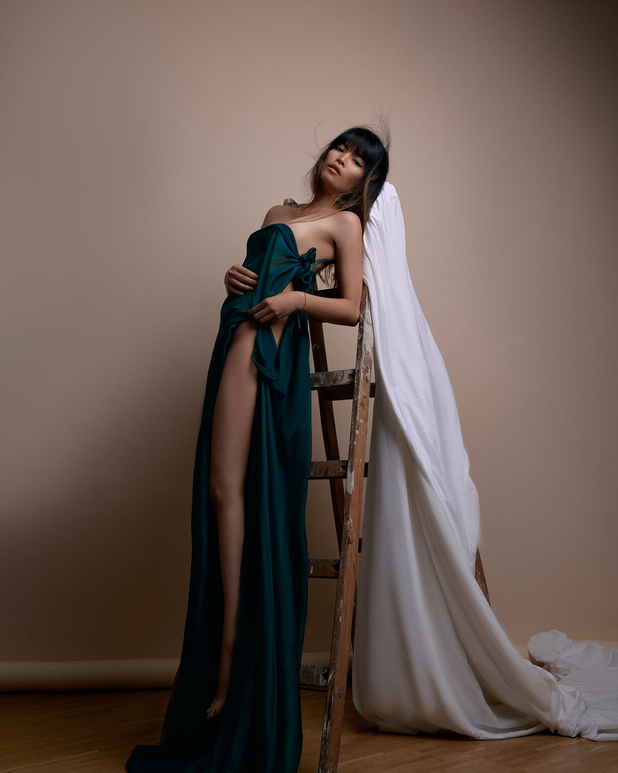 Boudoir Frankfurt 30 Frau im grünen Kleid an einer Holzleiter mit weißem Stoff, Fashion Portrait Frankfurt