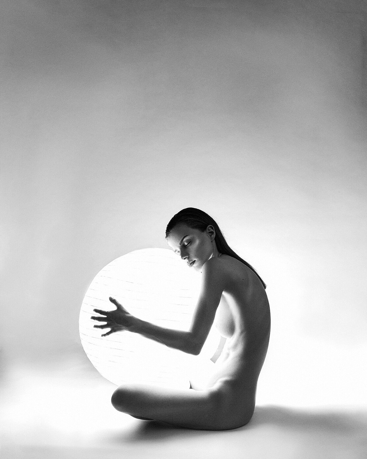 Boudoir Frankfurt 16 Künstlerischer Akt im Schneidersitz mit leuchtender Kugel, Fine Art Fotografie Arthouse Studio