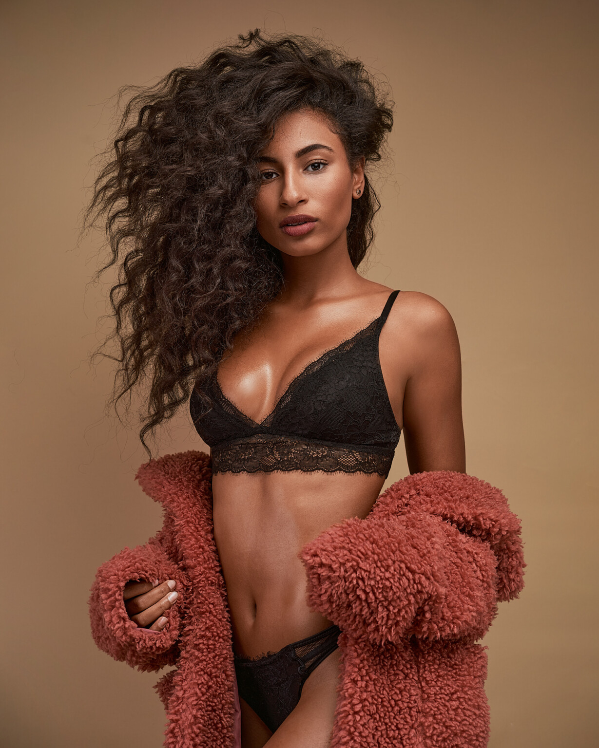 Boudoir Frankfurt 14 Frau mit Locken in roter Strukturjacke, Fashion Portrait Arthouse Studio Frankfurt