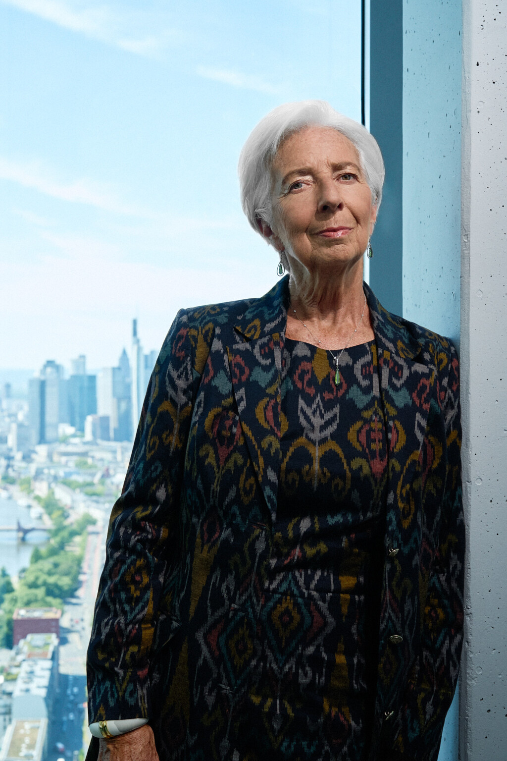 Christine Lagarde am Fenster der EZB mit Blick auf die Frankfurter Skyline, Executive Portrait