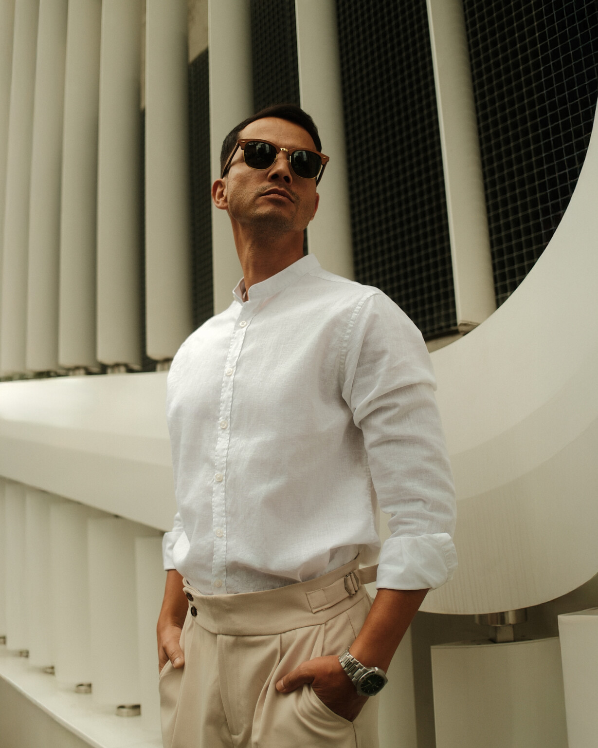 Mann mit Sonnenbrille in weißem Hemd vor moderner Architektur, Business Casual Portrait Frankfurt
