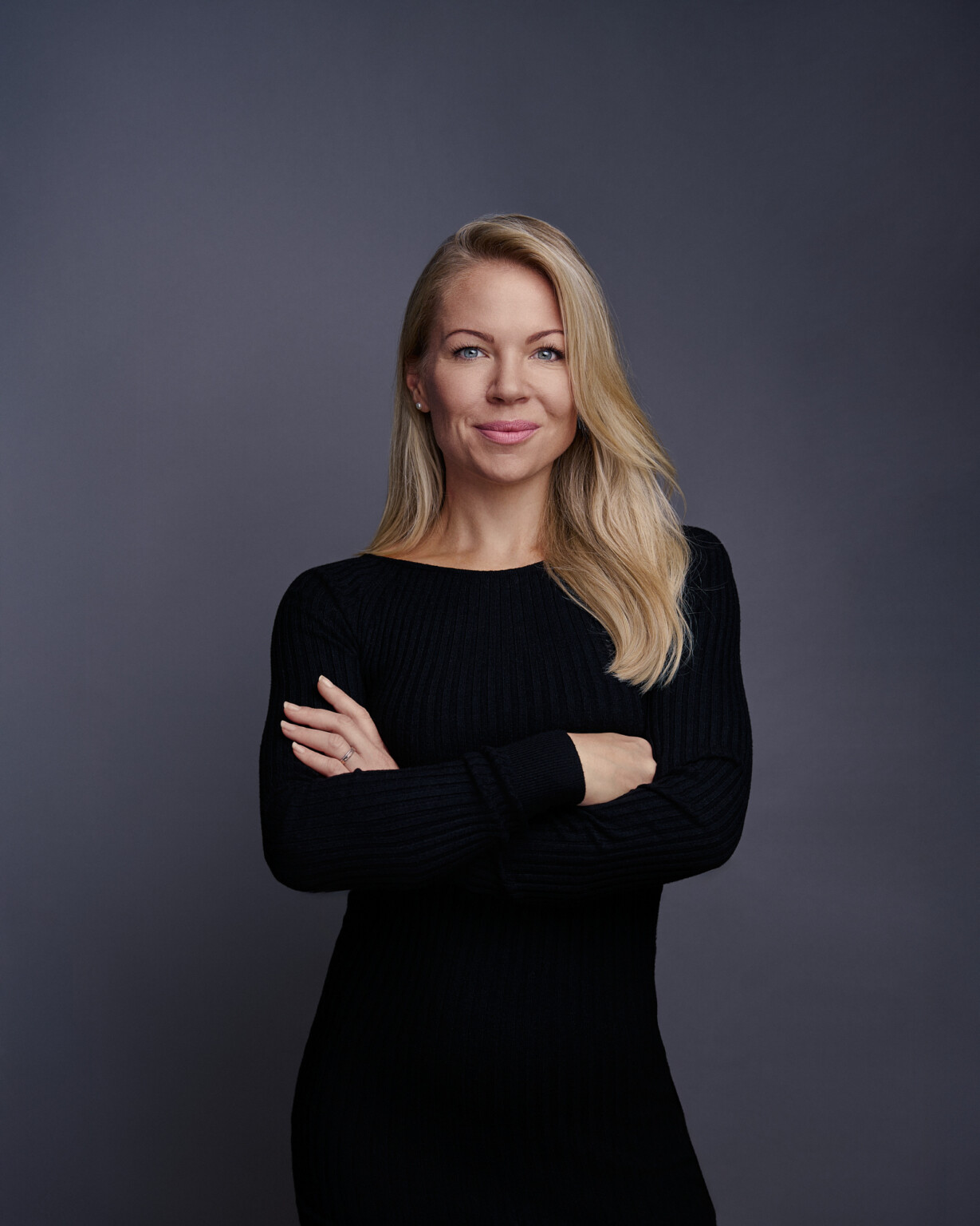 Frau mit blonden Haaren im schwarzen Pullover, Bewerbungsfoto Fotostudio Frankfurt