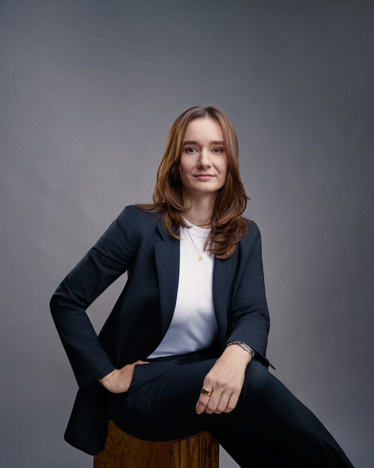 Bewerbungsfotos Frankfurt: junge Frau im dunklen Blazer im Fotostudio