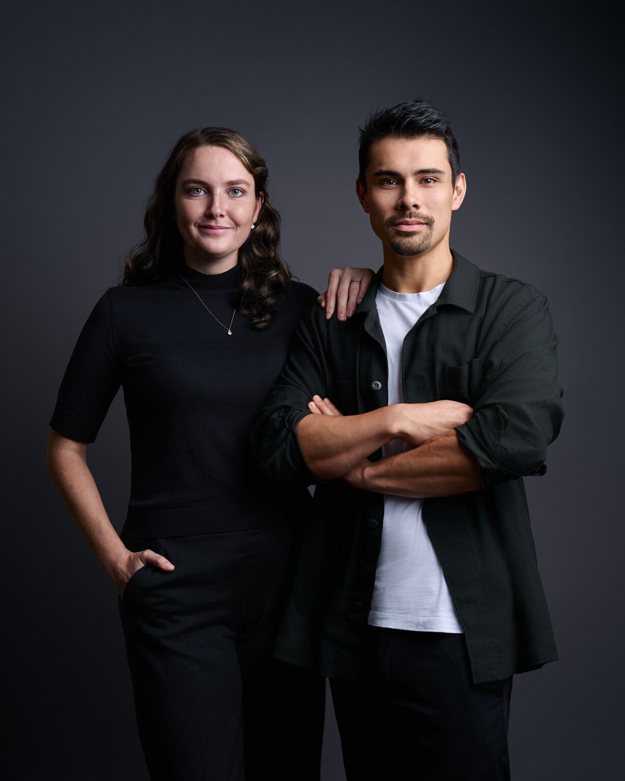 Business Casual Portrait: Frau und Mann in Schwarz vor dunklem Hintergrund, Fotostudio Frankfurt