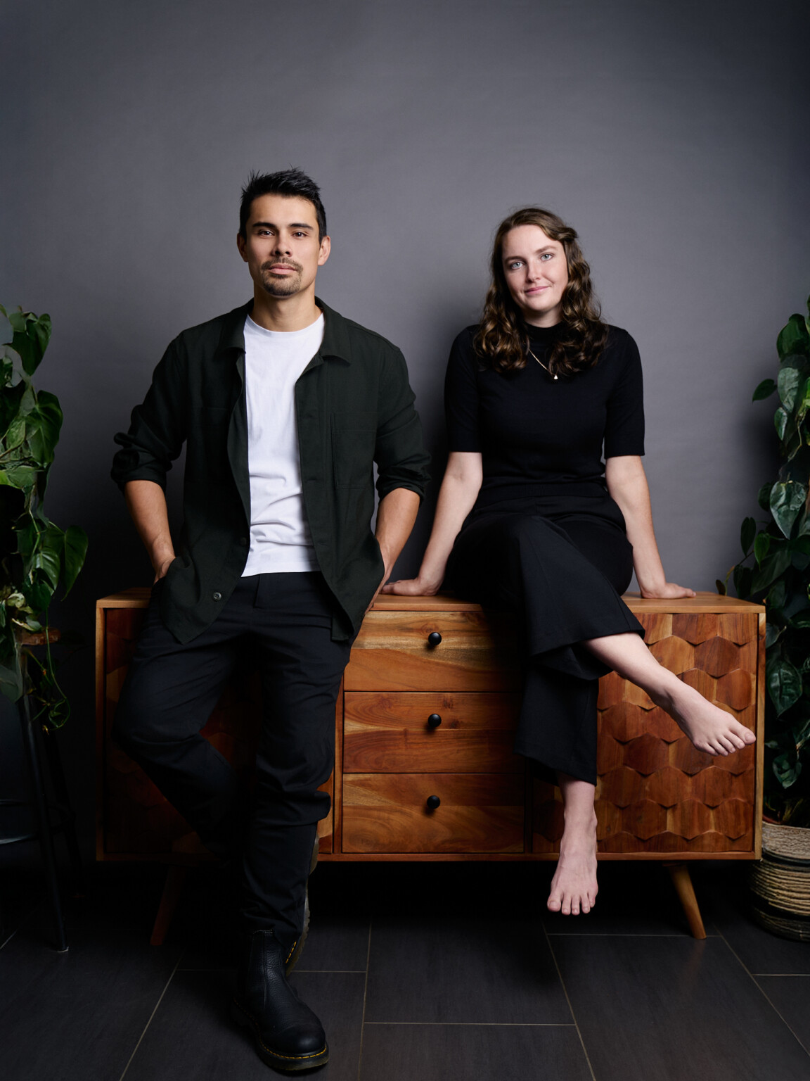 Casual Portrait eines Paares am Holz-Sideboard vor dunklem Hintergrund, Fotostudio Frankfurt