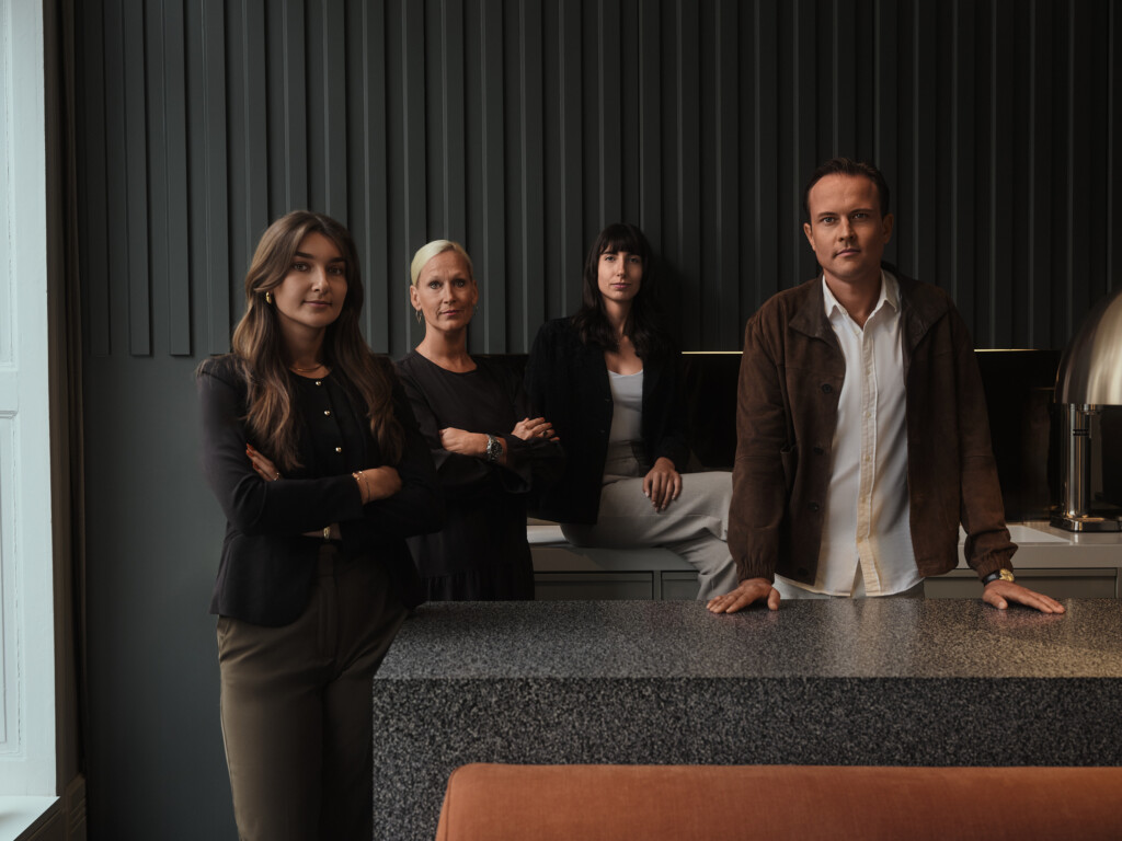 Home 7 Teamfoto von vier Personen an einer Kücheninsel, Mitarbeiterfotos für Unternehmen in Frankfurt