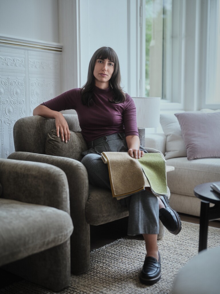 Home 6 Business Casual Portrait einer Frau im weinroten Pullover auf dem Sofa im Interieur, Fotograf Sebastian Schüler Frankfurt