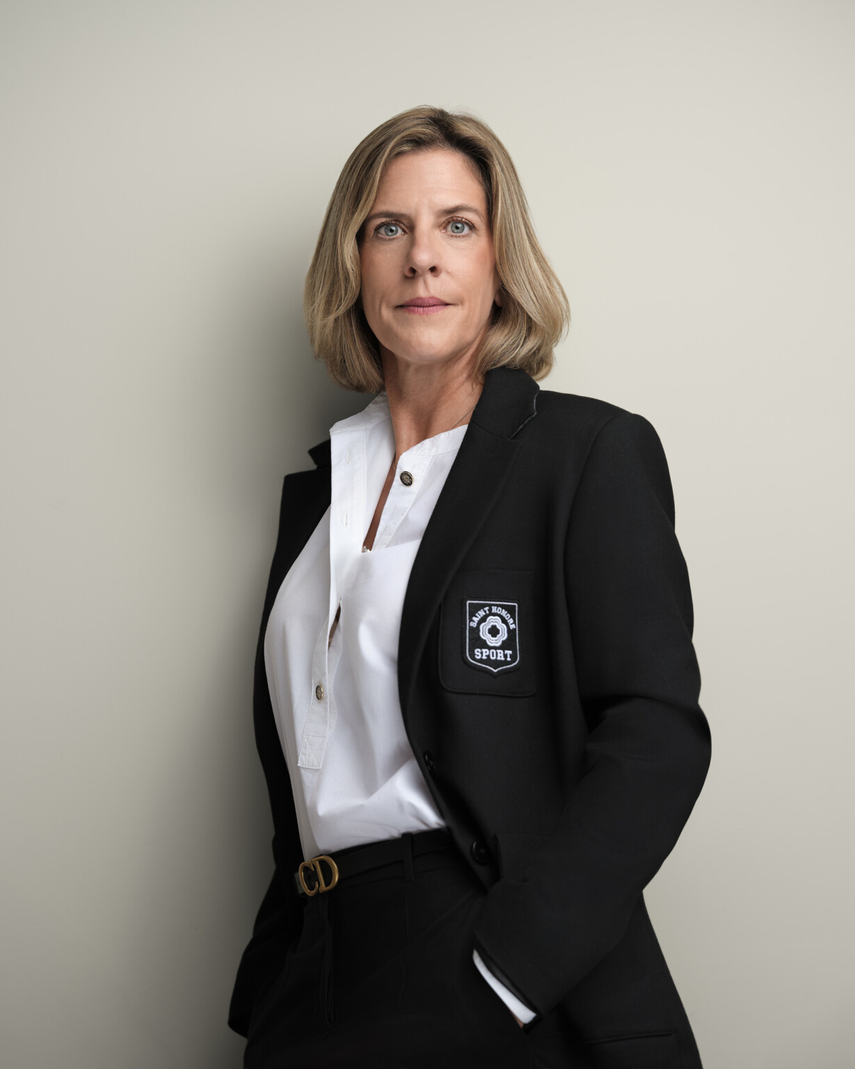 Frau im schwarzen Blazer über weißer Bluse vor heller Wand, Business Portrait aus dem Studio Frankfurt