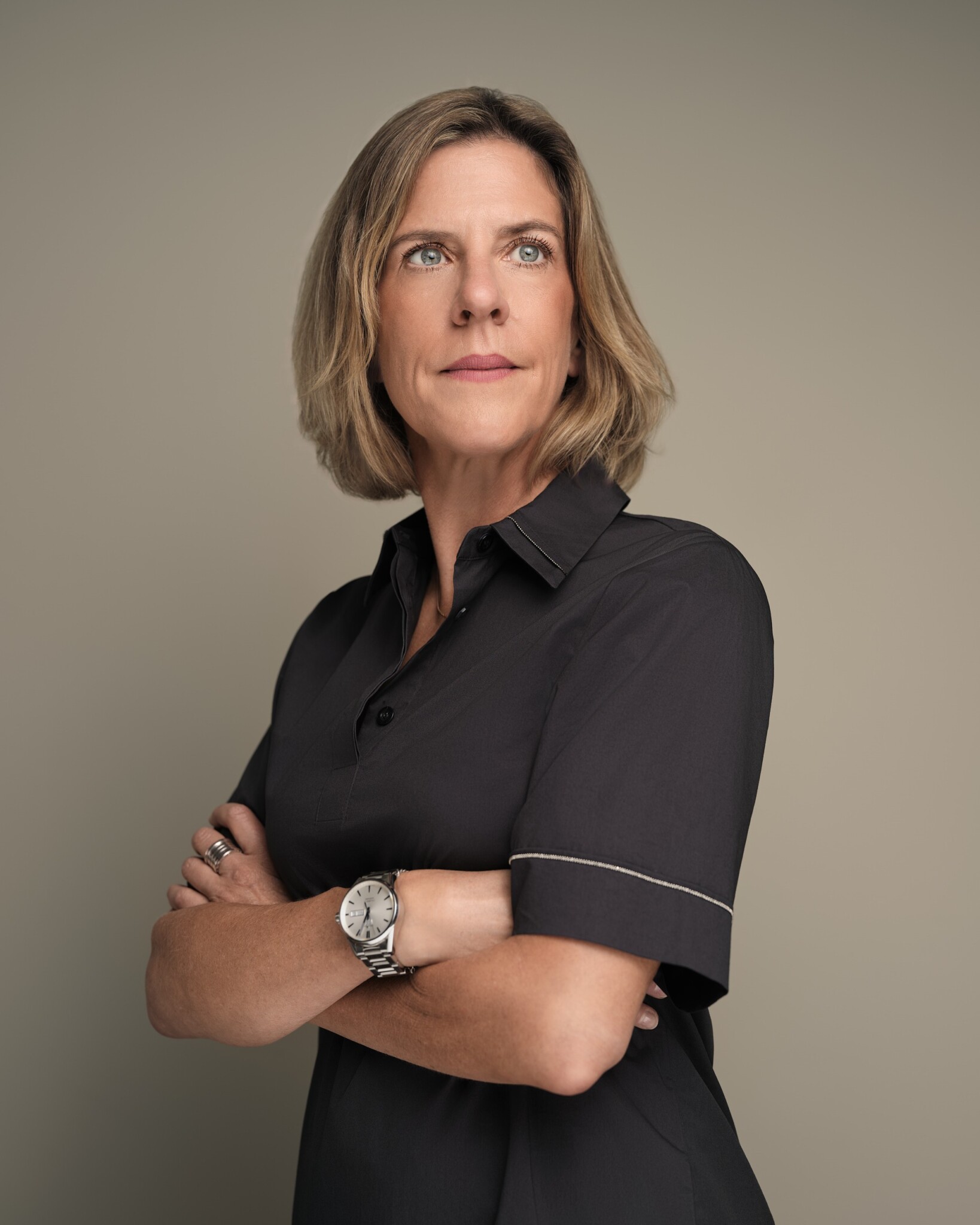 Business Portrait Fotograf Frankfurt: Executive Portrait einer Führungskraft mit verschränkten Armen