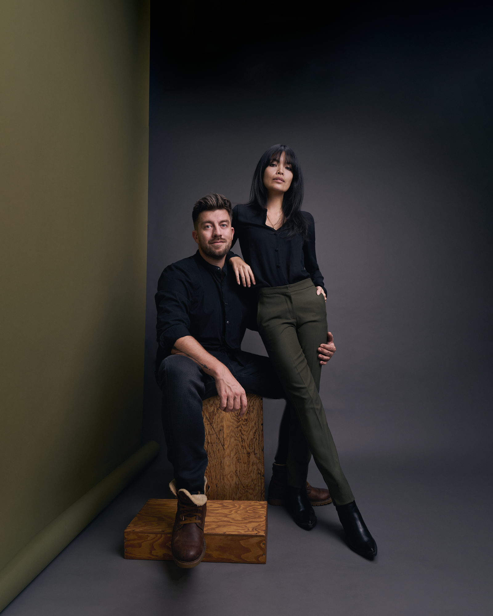 Business Portrait Fotograf Sebastian Schueler in seinem Studio mit seiner Freundin Jennifer auf einer Apple Box